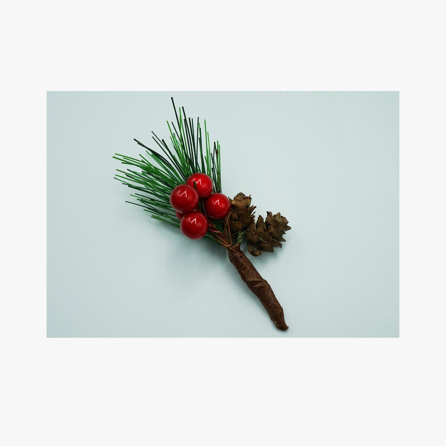 Kleine Kunstzweige für weihnachtliche Dekoration