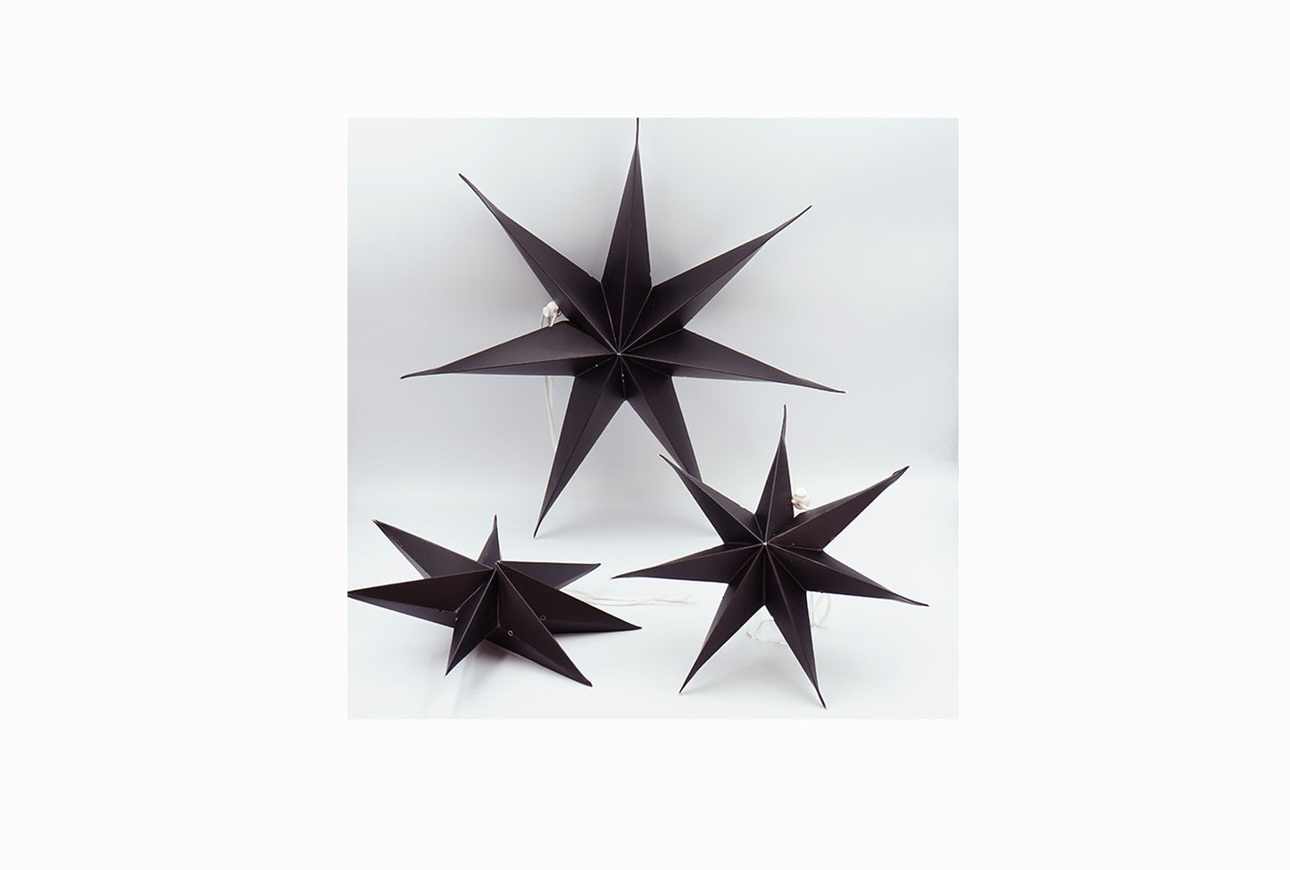 Schwarze 3D-Weihnachtssterne aus Pappe