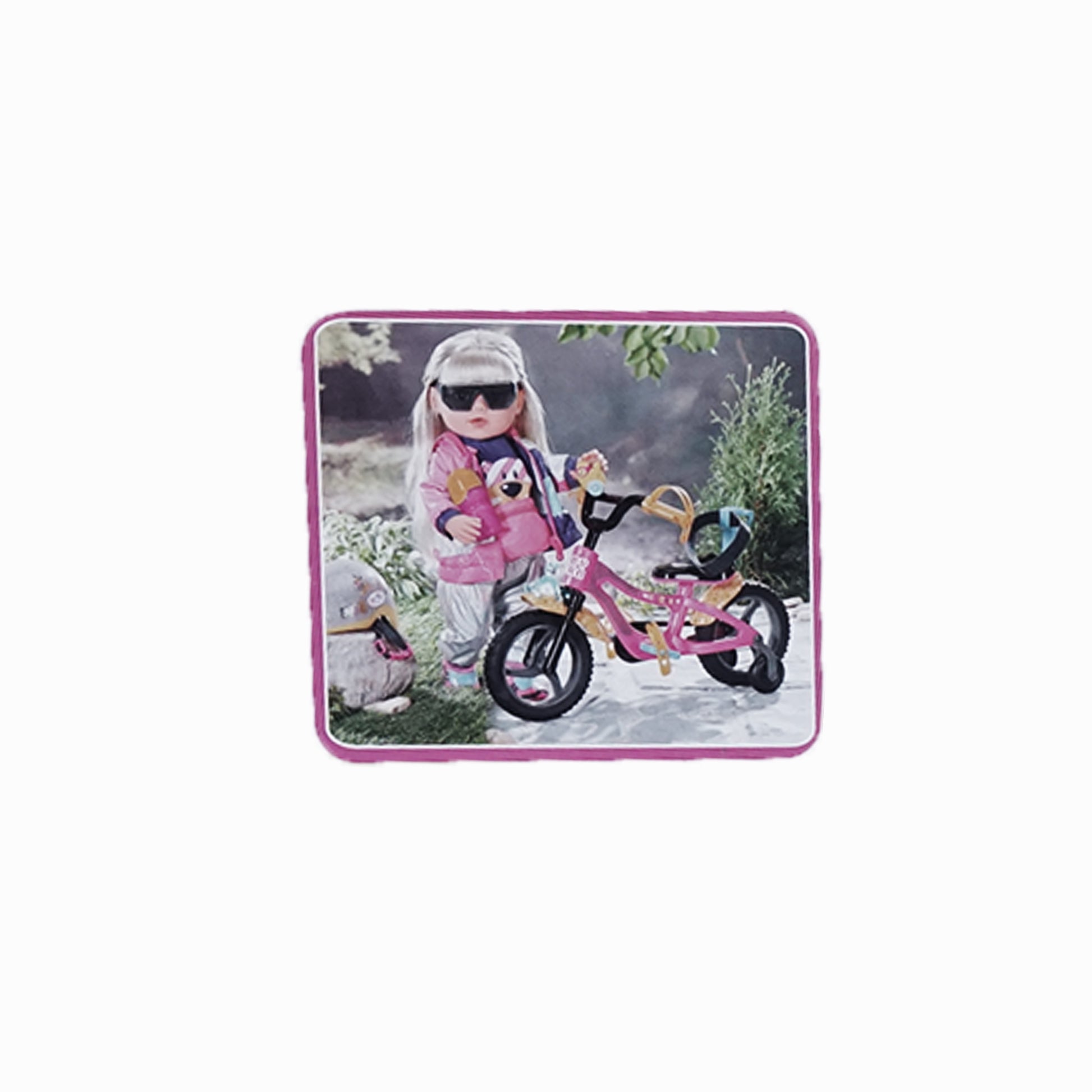 BABY born mit ihrem pinken Fahrrad