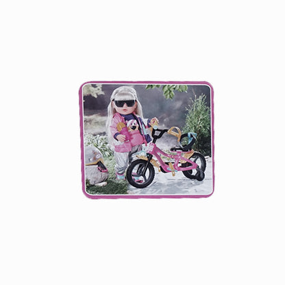 BABY born mit ihrem pinken Fahrrad