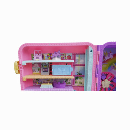 Detailansicht der Pollyville Urlaubsszene im Rollkoffer