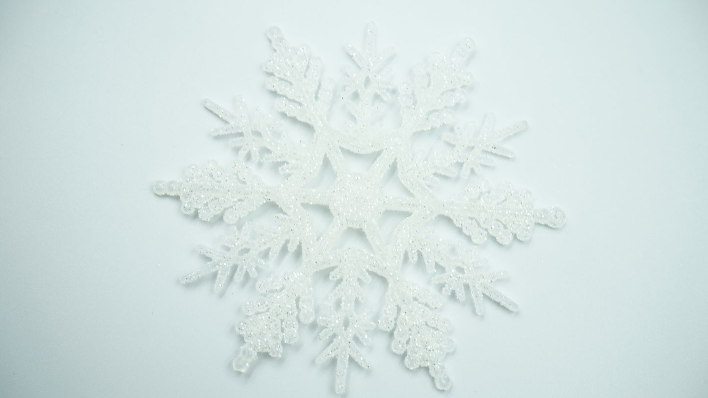 weiße Schneeflockensterne zum Aufhängen