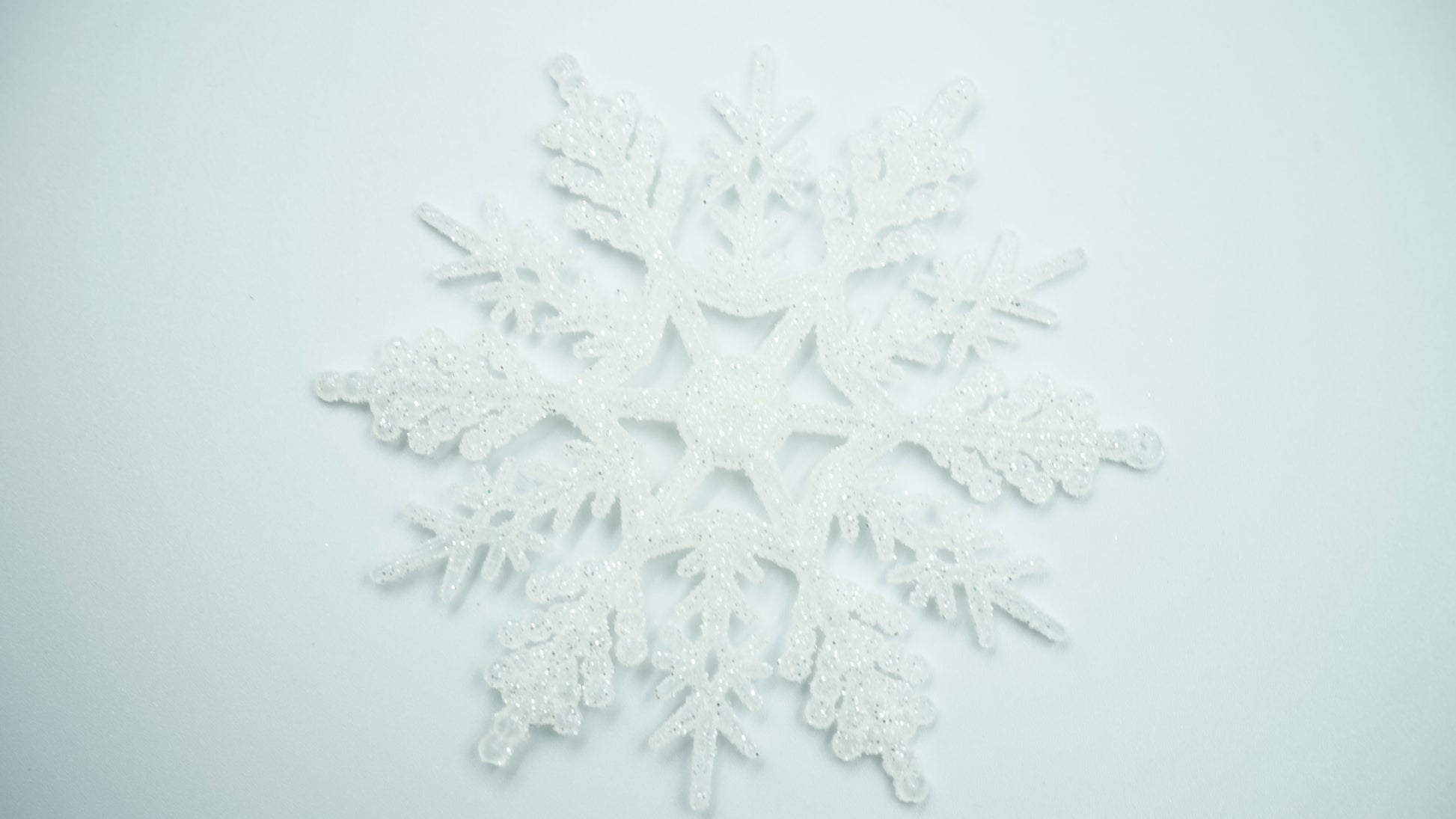 weiße Schneeflockensterne zum Aufhängen