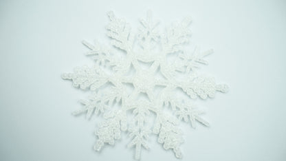 weiße Schneeflockensterne zum Aufhängen