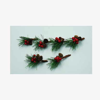 Künstliche Kiefernzweige mit roten Beeren und Zapfen