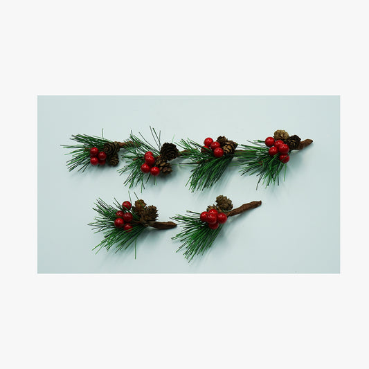 Künstliche Kiefernzweige mit roten Beeren und Zapfen