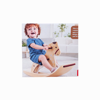 Kind mit Hape Schaukelpferd und Balanceboard
