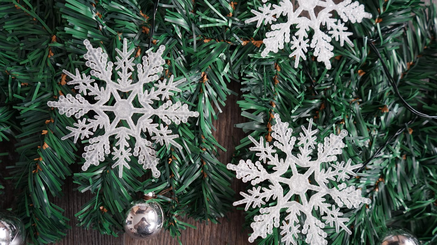 weiße Glitzer Schneeflockensterne Weihnachtsdeko