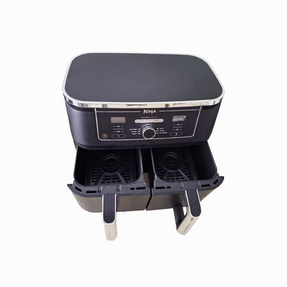 Ninja AF400U mit geöffneten Frittierfächern